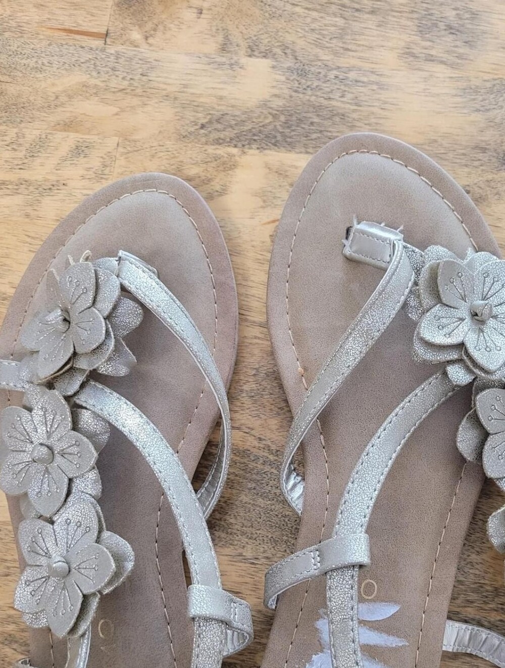 Women's Floral Toe-Post Sandals in Metallic Taupe